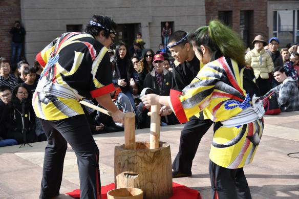 pounding mochi at oshogatsu